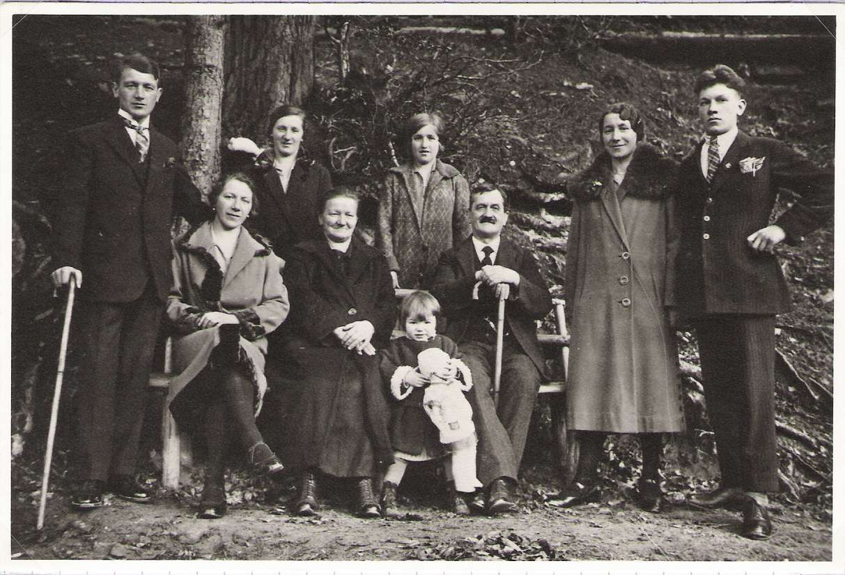 Carl und Sofie Rist mit ihren Kindern und Besuch (1928)